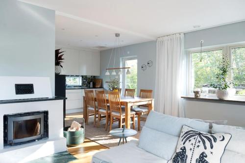 斯德哥尔摩Stor villa nära till centrala Stockholm的厨房以及带桌椅的起居室。
