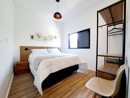 戈亚斯州上帕莱索Casa dos Lírios的一间卧室配有一张床和一台电视。