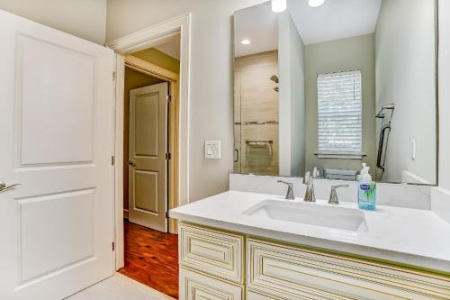 费南迪纳比奇5422 Leonard Street的白色的浴室设有水槽和镜子