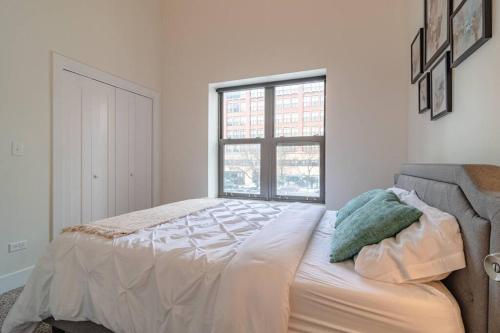 芝加哥McCormick Place 420 friendly 3BR/2BA with optional Parking for up to 8 guests的一间卧室设有一张大床和窗户