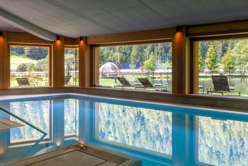 尚波吕克Au Charmant Petit Lac - Ecohotel Parc & Spa的美景别墅内的游泳池