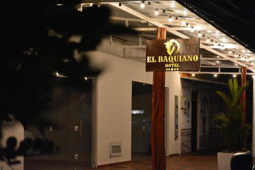 San Juan de AramaHotel El Baquiano的大楼里一间酒吧的标志