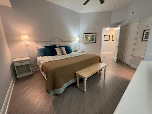 默特尔比奇2501 S Ocean Blvd, 1215 - Ocean View Sleeps 8的一间卧室设有一张大床,铺有木地板