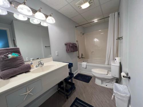 默特尔比奇2501 S Ocean Blvd, 1215 - Ocean View Sleeps 8的一间带水槽、卫生间和镜子的浴室