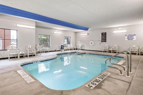 MosineeCobblestone Hotel & Suites - Mosinee的在酒店房间的一个大型游泳池