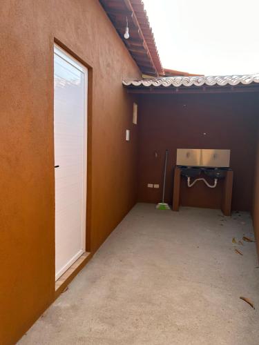 日若卡-迪热里科阿科阿拉Casita lagoa paraíso的一间空房间,里面有一扇门和一张桌子