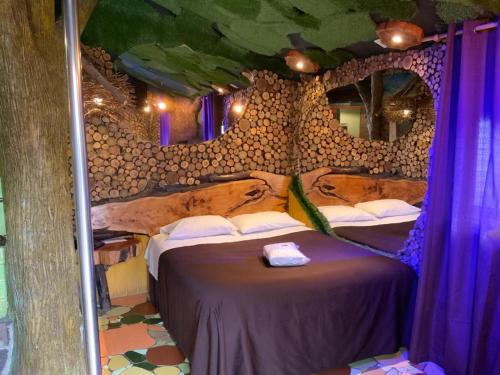 金特罗Hotel Boutique El Duende Mantagua的一间设有两张床铺的卧室,位于一个设有墙壁的房间