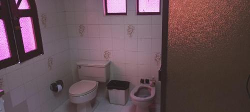 马尼萨莱斯LA MANSION的一间带卫生间和坐浴盆的浴室