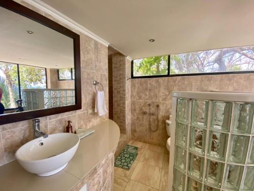 孔塔多拉Boutique Beachfront Hotel on Isla Contadora的一间带水槽和镜子的浴室