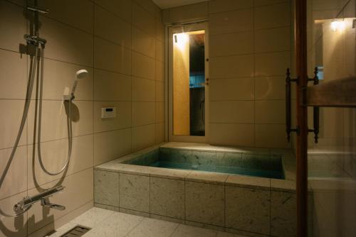 丰冈市willow.的设有带浴缸和淋浴的浴室。