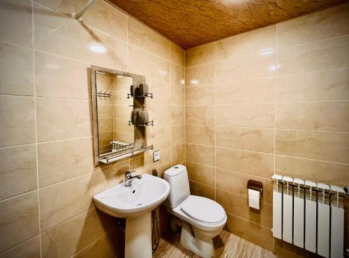 舍基Nuray's House的浴室配有白色卫生间和盥洗盆。
