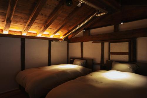 丰冈市willow.的天花板客房内的两张床