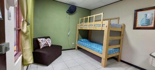 利蒙港Hospedaje Doña koko的一间卧室配有两张双层床和椅子