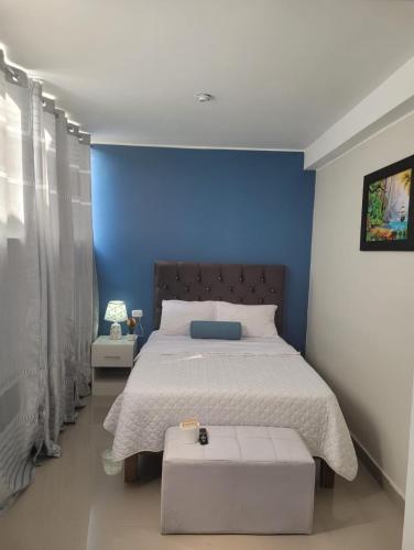 皮斯科CASA MARIA的一间卧室配有一张蓝色墙壁的床