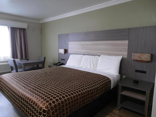 里亚托里阿尔托美国最有价值旅馆的酒店客房设有一张大床和木制床头板