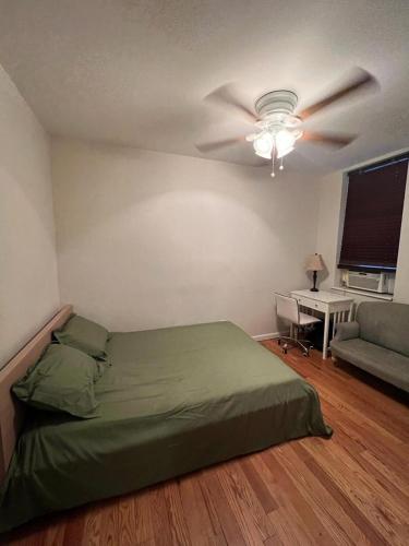 纽约Lovely Full Apartment x East Village (Thompkins Square Park)的一间卧室配有一张床和吊扇
