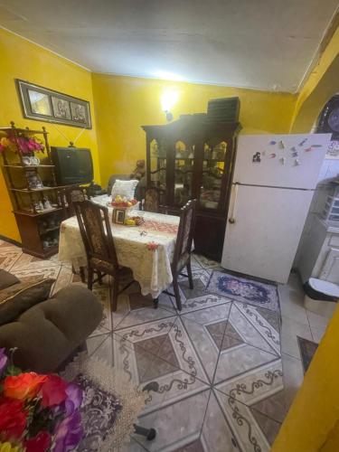 金斯敦Jamaican J Home的客厅配有桌子和冰箱