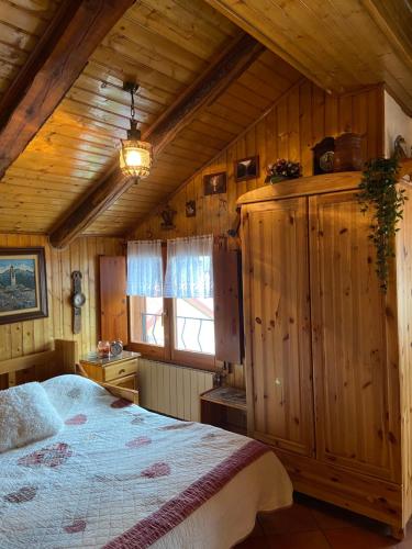 巴多尼奇亚Stella Alpina, in Via Medail con vista incantevole sulle Alpi的小木屋内一间卧室,配有一张床