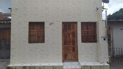 穆库热Aluga-se uma casa em Mucugê Bahia的房屋的一侧设有木门