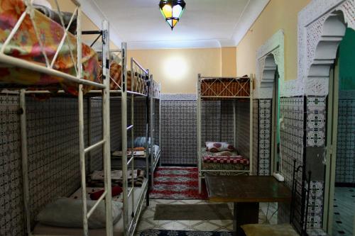 马拉喀什Hostel kif kif annex的一间房间,房间内设有许多双层床