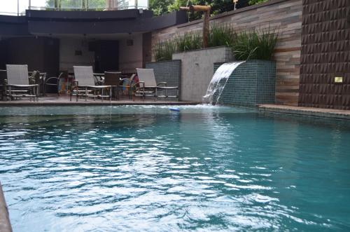 派古兹帕拉斯酒店内部或周边的泳池