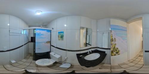 马拉戈日Chale 48 Maragogi Village Gales的浴室配有卫生间和水槽。