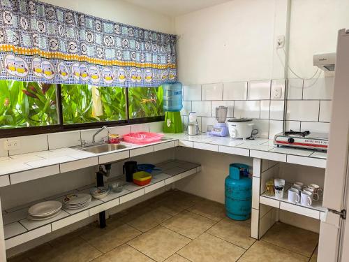 别霍港Casitas Coloradas Puerto Viejo的一个带水槽和窗户的小厨房