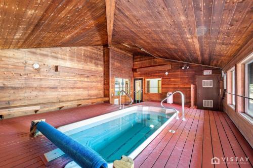 布赖恩峰Giant Steps #43 W Hot Tub, Sauna, And Game Room!的一座带木制天花板的别墅内的大型游泳池