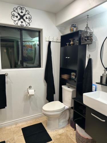 洛杉矶A Luxury Master Bedroom in a Condo的一间带卫生间、水槽和镜子的浴室