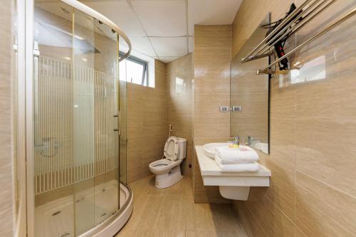 河内Lamaison Hà Nội的浴室配有卫生间、盥洗盆和淋浴。