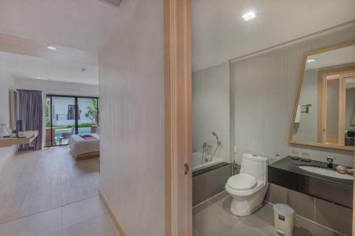 迈考海滩D Varee Mai Khao Beach Resort, Thailand的白色的浴室设有卫生间和水槽。