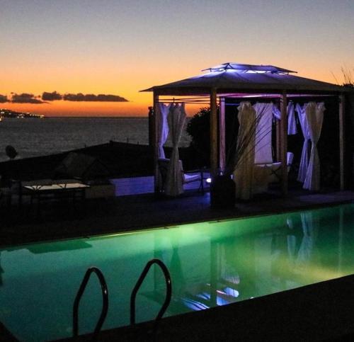 维纳德马FINTUPS SPA的一个带凉亭的游泳池,享有日落美景