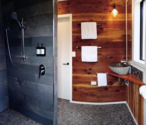 芒阿法埃The Hideout的一间带木墙和淋浴的浴室