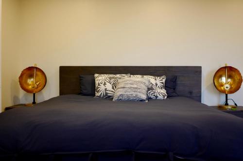 洛杉矶Hollywood Hills Haven-Guest House的一间卧室配有一张大床和两盏灯