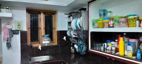 KānnangādVibgyor Home away from Home的厨房柜台设有水槽和镜子