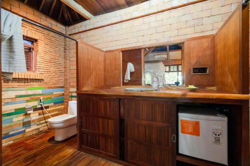哲帕拉哈瑞曼尼斯小屋的一间带水槽和卫生间的浴室