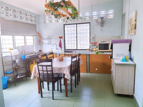 怡保Syukur Homestay Ipoh的一间厨房,里面配有桌椅