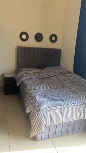 迪拜Al badaa的一间卧室配有一张带蓝色和白色棉被的床
