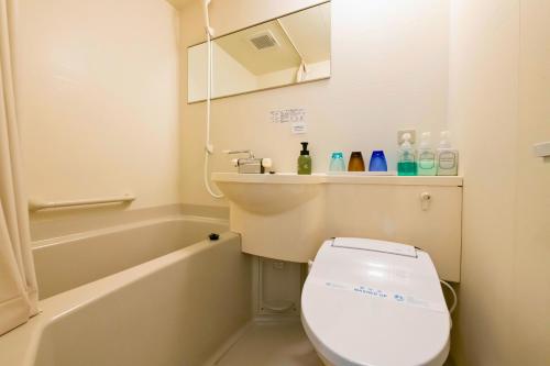Tōna奥松島LANEホテル的浴室配有卫生间、盥洗盆和浴缸。