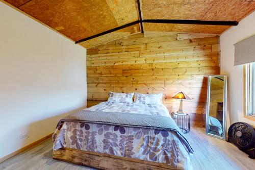 阿特纳斯Finca de La Luna的木墙客房的一张床位
