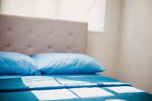 道伊斯Villa Izabella in Panglao Island的床上有2个蓝色枕头