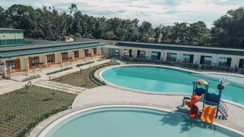 34k Hotel and Resort powered by Cocotel的享有酒店游泳池的顶部景色