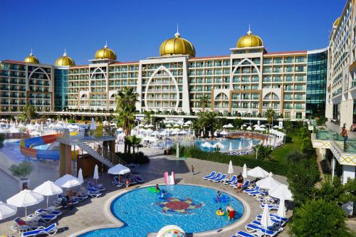 阿拉尼亚Alan Xafira Deluxe Resort & Spa-ULTRA ALL INCLUSIVE的大楼前有游泳池的酒店