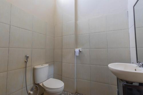 马塔兰Jepun Guest House的一间带卫生间和水槽的浴室