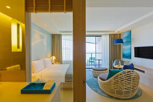 芭堤雅市中心芭堤雅假日酒店的酒店客房设有床和客厅。