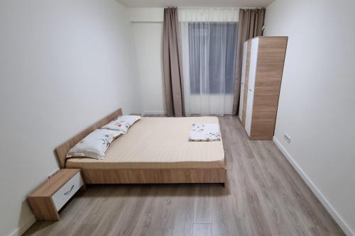 奥托佩尼Apartament CWA 1 Aeroport Otopeni的一间卧室设有一张床和一个大窗户