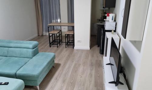 奥托佩尼Apartament CWA 1 Aeroport Otopeni的客厅配有沙发和桌子