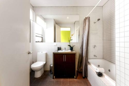 墨尔本TWO FIVE ZERO / RICHMOND的浴室配有盥洗盆、卫生间和浴缸。