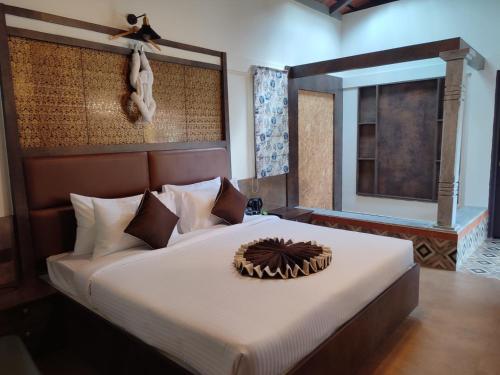 班加罗尔Nirvana Club Resort and Spa的卧室配有一张白色大床,并拥有舒缓的色调。