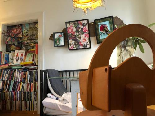 延雪平Boutique Hotel Caramel的一间设有婴儿床和书架的房间